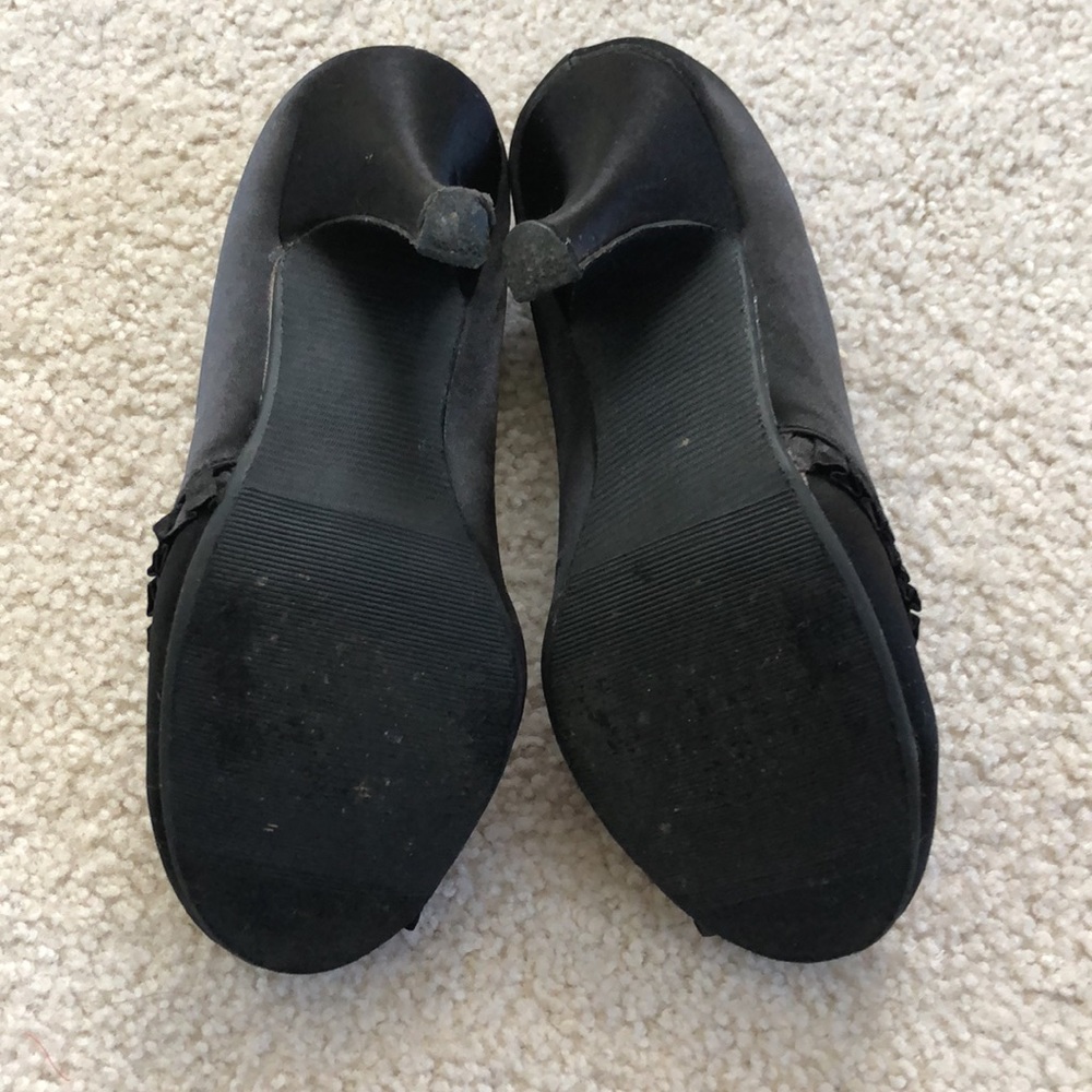 Black Satin Heels. Size 7. Adorable Details. - Picture 4 of 4